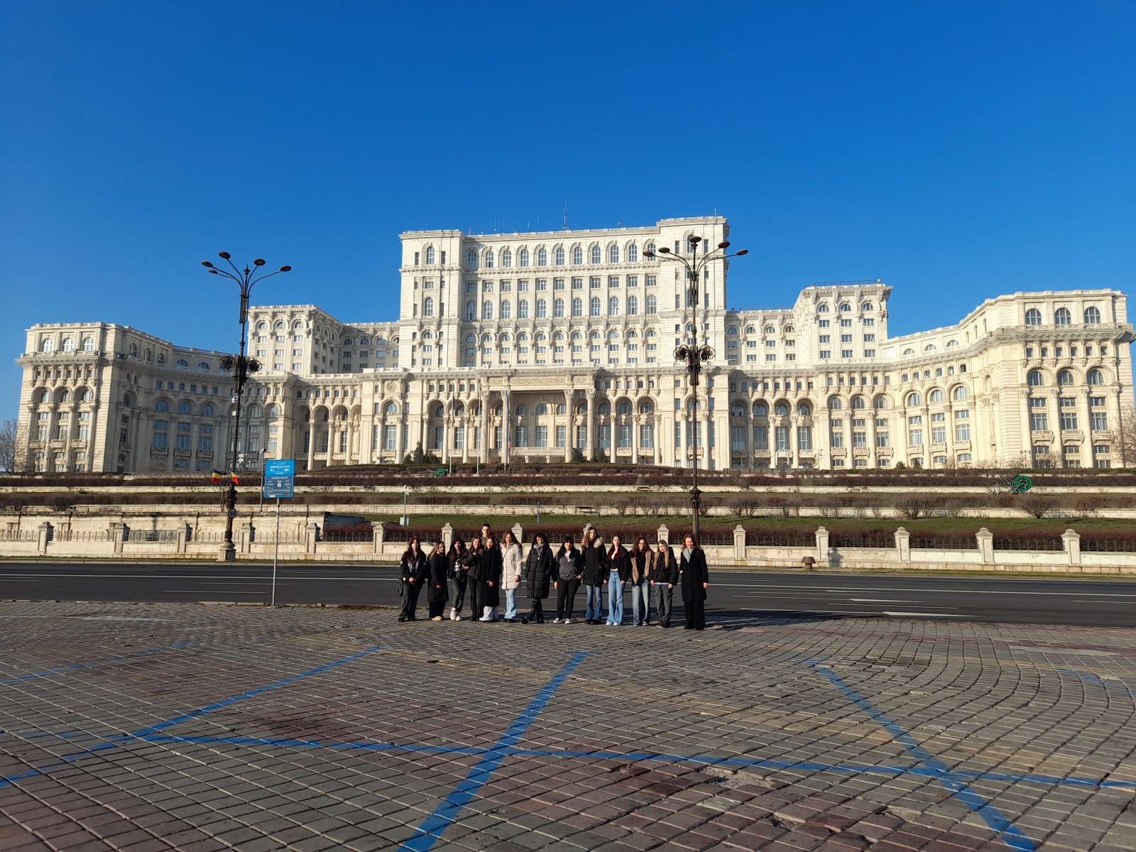 Elevii de la HasdEU în vizită la Parlamentul României